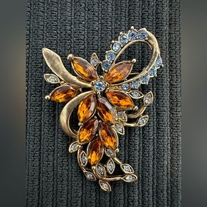 Vintage Kenneth Cole brooch topaz and sky blue crystals on gold